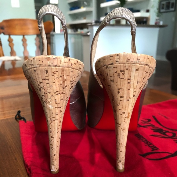 Christian Louboutin Gold Leather Peep Toe Cork - Picture 6 of 16